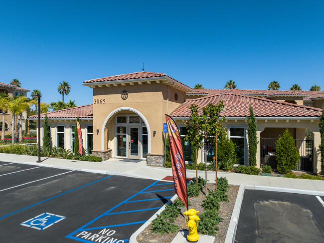 Amelia in Camarillo, CA - Foto de edificio - Building Photo