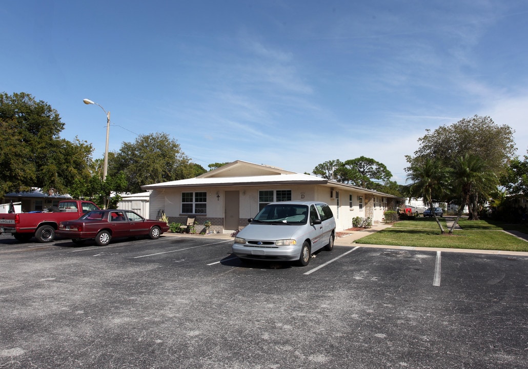 The Welk Arms Apartments in St. Petersburg, FL - Building Photo