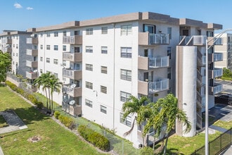 845 W 75th St in Hialeah, FL - Foto de edificio - Building Photo
