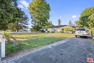 15471 Victory Blvd in Los Angeles, CA - Building Photo - Building Photo