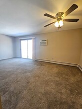 1450 Getzelman Dr, Unit 2N in Elgin, IL - Building Photo - Building Photo