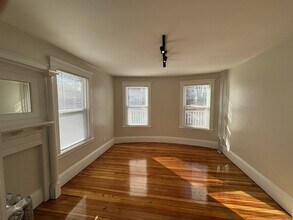 119 Glendower Rd, Unit Two in Boston, MA - Foto de edificio - Building Photo