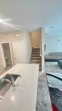 5301 E Commerce Way in Sacramento, CA - Foto de edificio - Building Photo