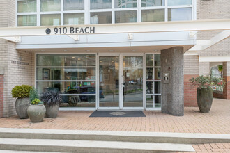 910 Beach Ave in Vancouver, BC - Building Photo - Building Photo