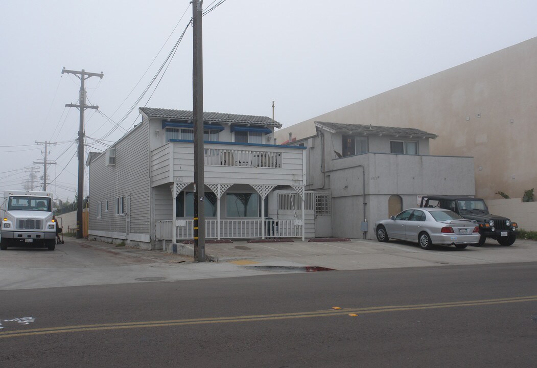 1915 Abbott St in San Diego, CA - Building Photo