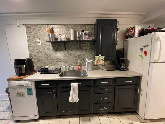 682 Parker St, Unit 2 in Boston, MA - Foto de edificio - Building Photo