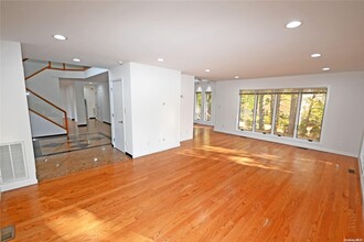 24 Warwick Rd in Great Neck, NY - Foto de edificio - Building Photo