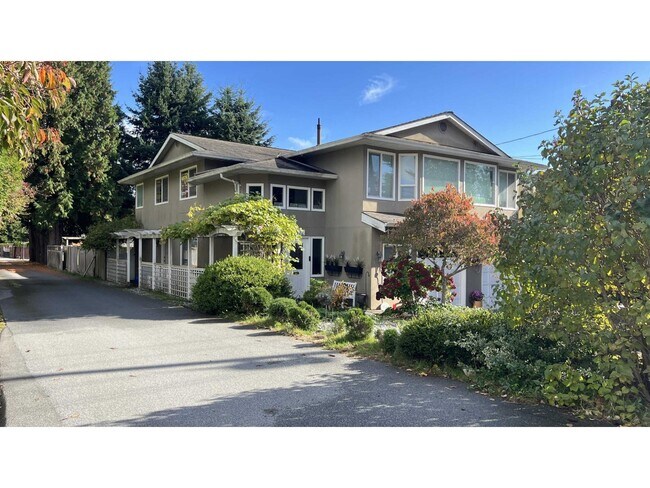 15xx Nichol Rd in White Rock, BC - Building Photo - Building Photo