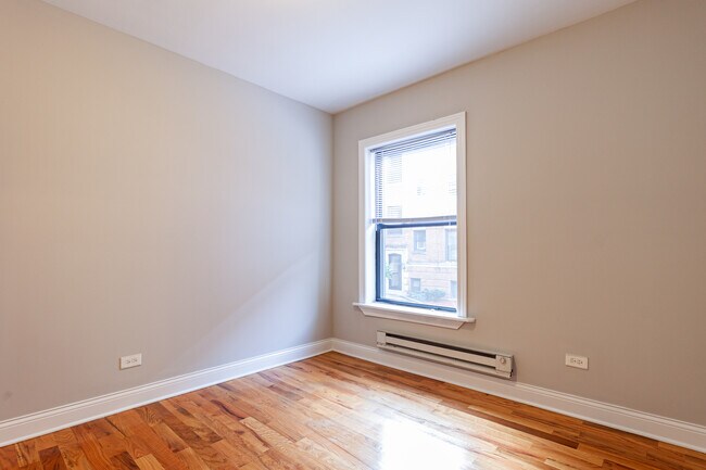 949 W Cornelia Ave, Unit 2B in Chicago, IL - Foto de edificio - Building Photo