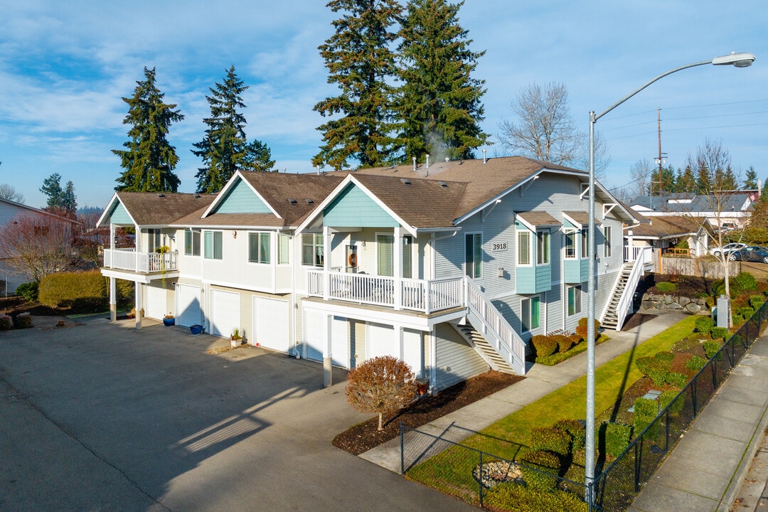 Emerald Court in Puyallup, WA - Building Photo