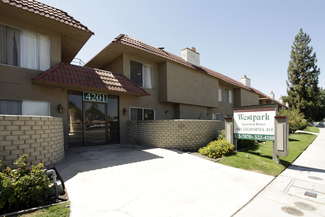 West Park Apartment Homes in Bakersfield, CA - Foto de edificio