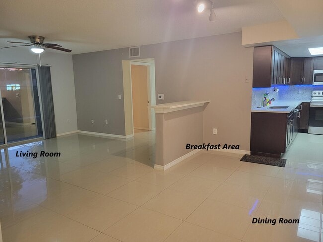 1400 Crestwood Ct S in Royal Palm Beach, FL - Foto de edificio - Building Photo