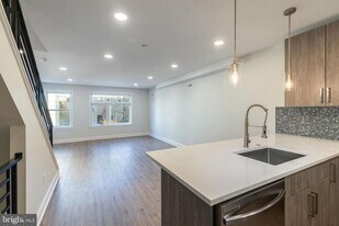 1702 N Gratz St in Philadelphia, PA - Building Photo