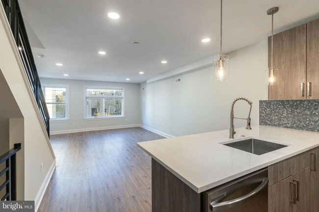 property at 1702 N Gratz St