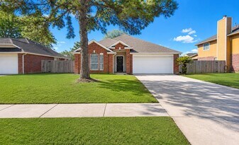 9423 Rippling Fields Dr in Houston, TX - Building Photo