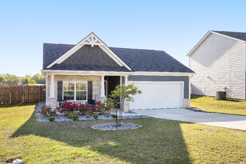 102 Gregory Pl in Smiths Station, AL - Building Photo