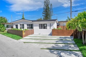 2380 NE 137th St in North Miami Beach, FL - Building Photo - Building Photo