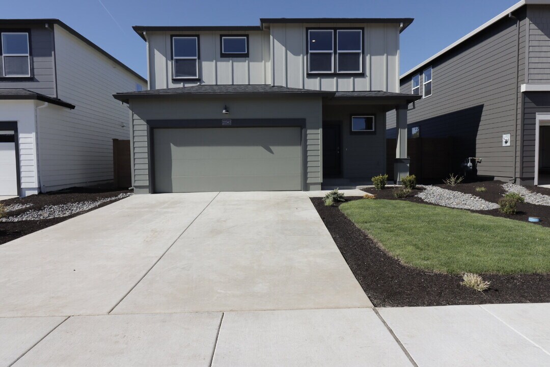 20560 Button Brush Ave in Bend, OR - Building Photo