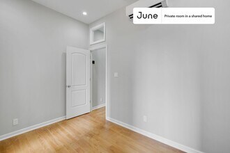 208 E 95th St in New York, NY - Building Photo - Building Photo