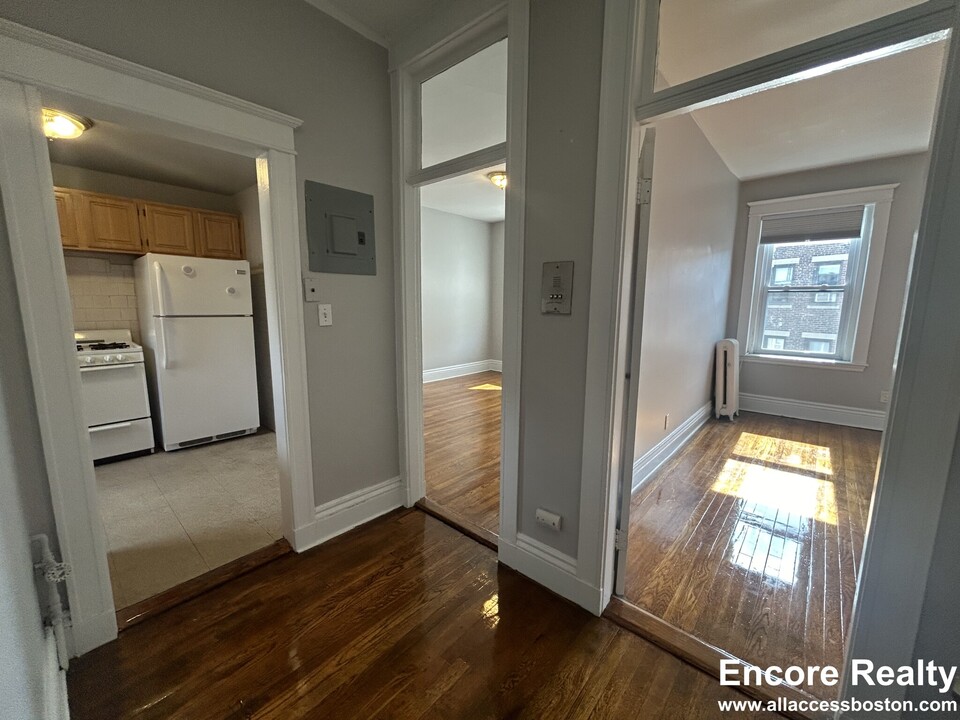 378 Riverway, Unit 4 in Boston, MA - Building Photo