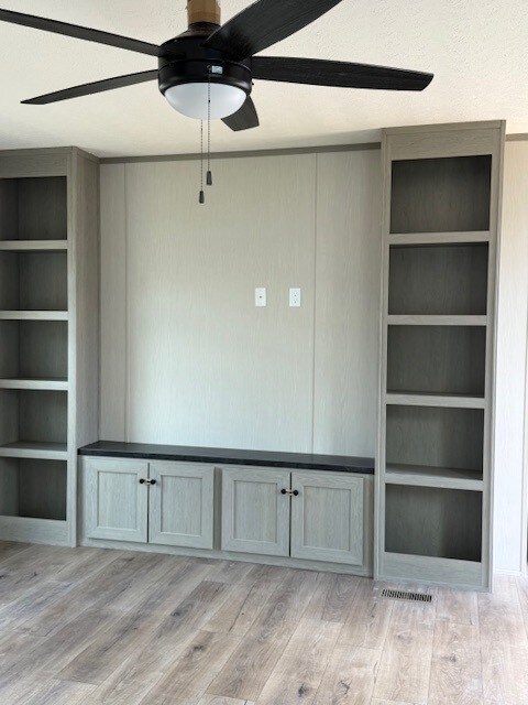 15967 S Flores St in San Antonio, TX - Foto de edificio - Building Photo