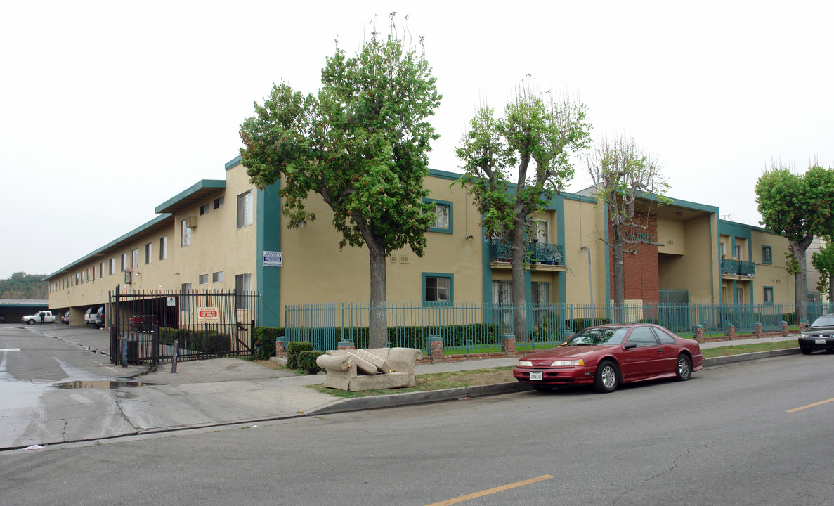 Maximes in Panorama City, CA - Foto de edificio