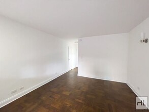 165 E 35th St in New York, NY - Building Photo - Building Photo