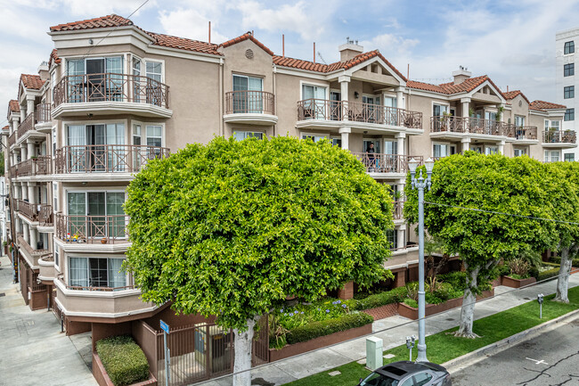 Pine Plaza in Long Beach, CA - Building Photo - Building Photo