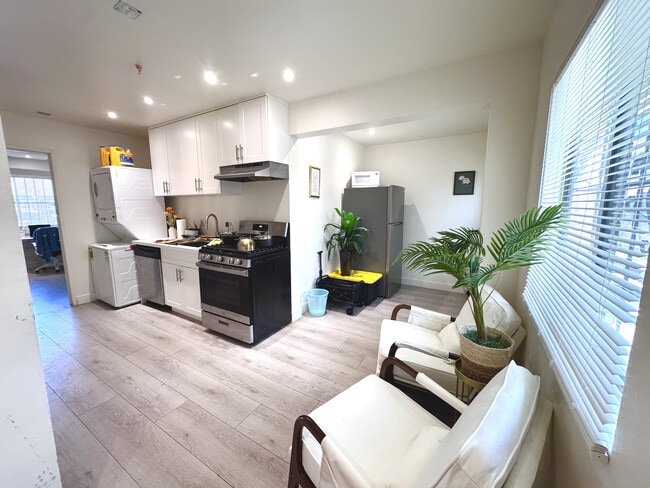 701 W 30th St, Unit 102, Unit 102