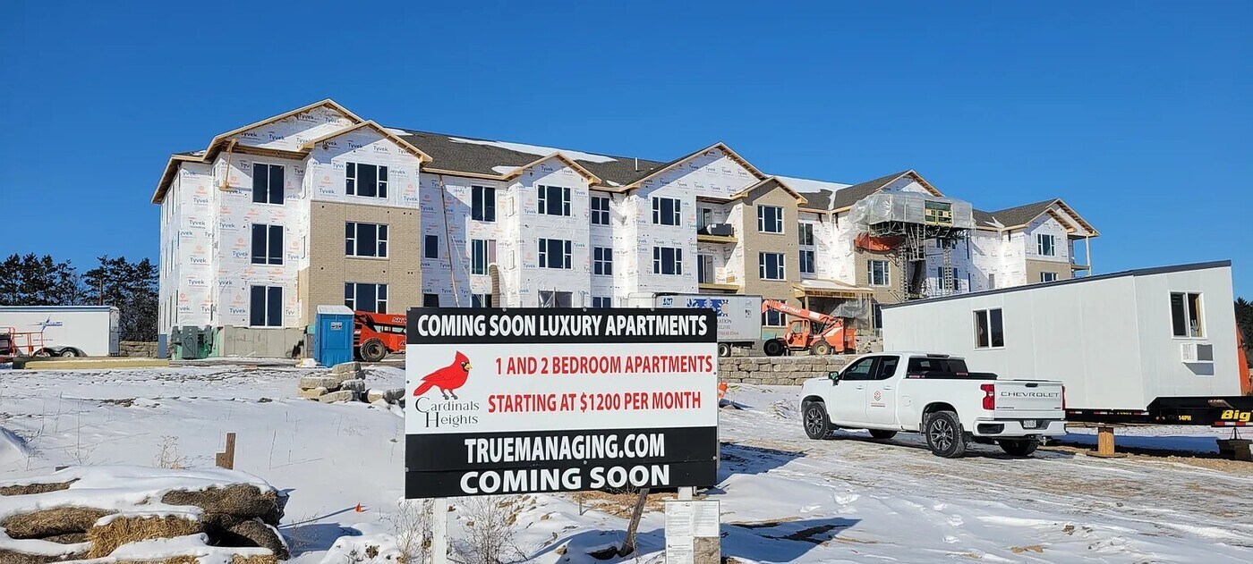 The Crest at Cardinal Heights in Columbus, WI - Foto de edificio