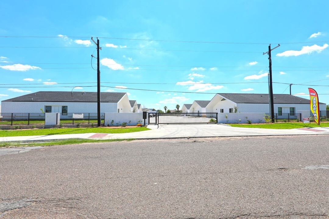 3911 Casa Blanca Lake Rd in Laredo, TX - Building Photo