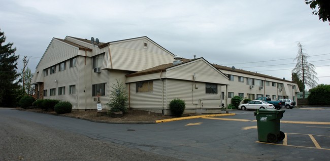 Royal Pines Apartments in Salem, OR - Building Photo - Building Photo