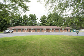 Bush Court in Stevens Point, WI - Foto de edificio - Building Photo