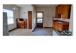 358 E Schiller St, Unit Upper West in Milwaukee, WI - Building Photo - Building Photo