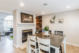 300 Ascot Ln in Streamwood, IL - Building Photo - Building Photo
