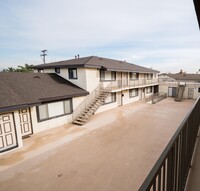 Broadway Apartments in Hawthorne, CA - Foto de edificio - Building Photo