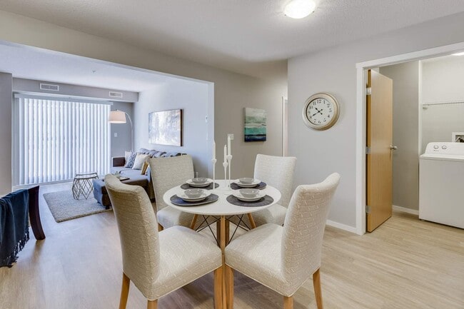 Lindgren Manor in Kelowna, BC - Building Photo - Building Photo
