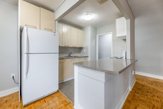 3085 Queen Frederica in Mississauga, ON - Building Photo - Building Photo