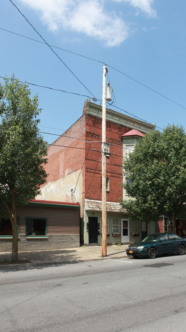 207 N Main St in Gloversville, NY - Foto de edificio - Building Photo