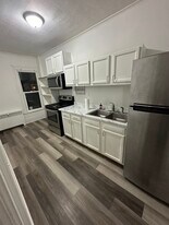 406 E Broad St, Unit Apartment 1 in Chesaning, MI - Building Photo