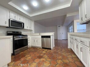 16 Wellesley in Irvine, CA - Building Photo - Building Photo