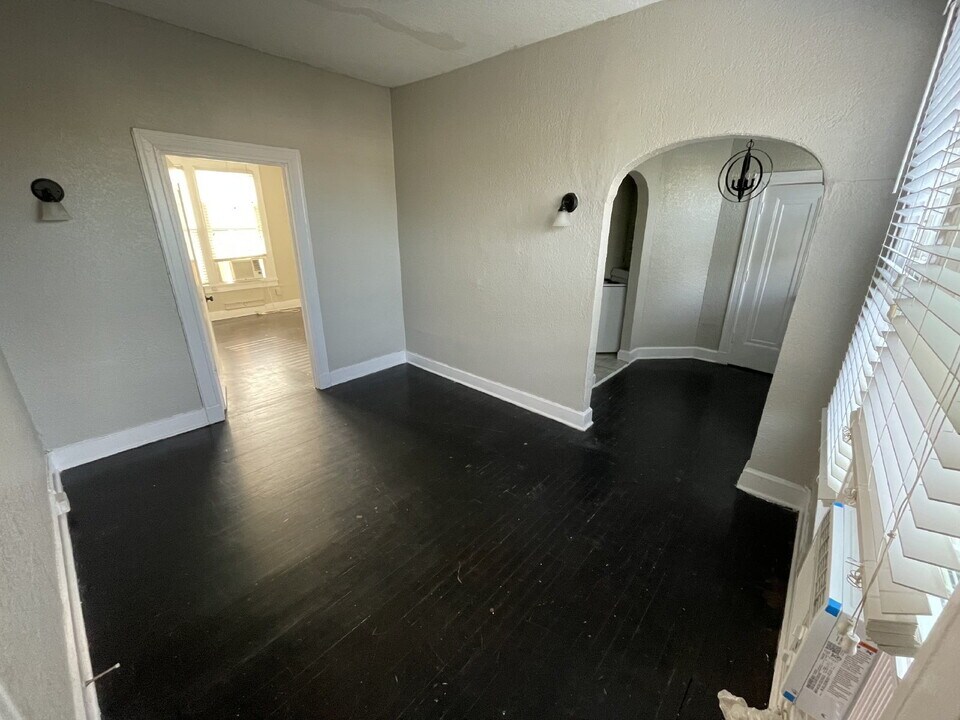 200 E Dewey Pl in San Antonio, TX - Building Photo