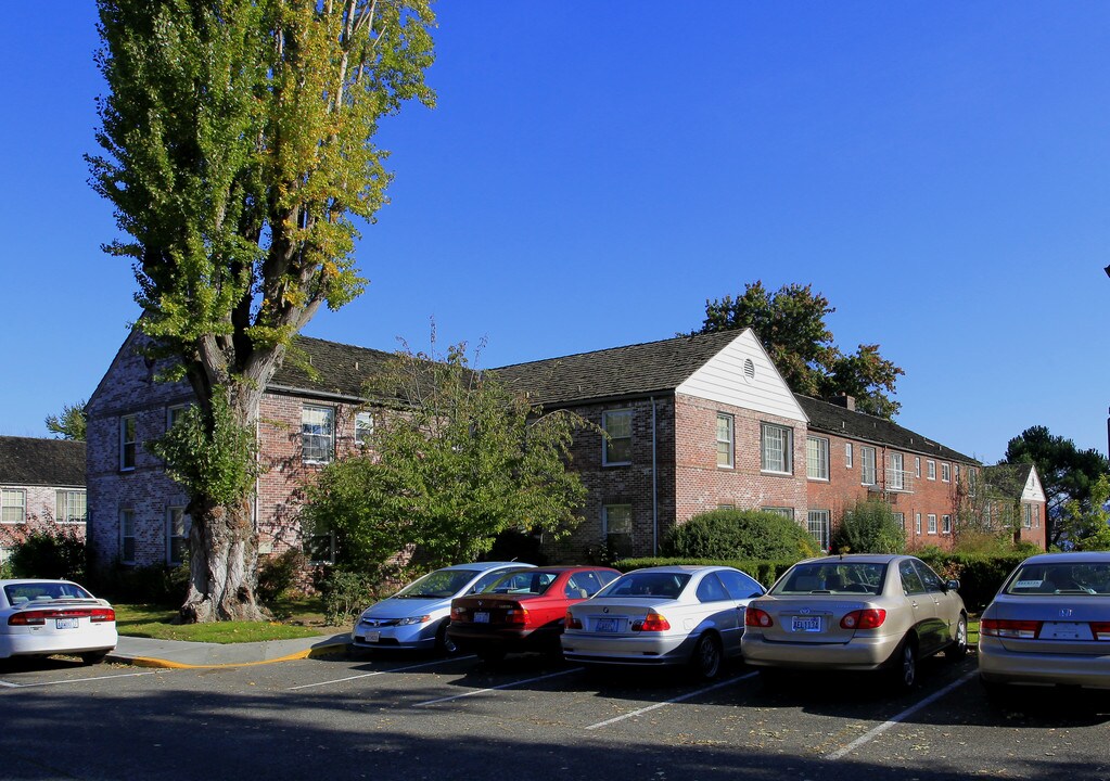 Edgewater Apartments in Seattle, WA - Building Photo