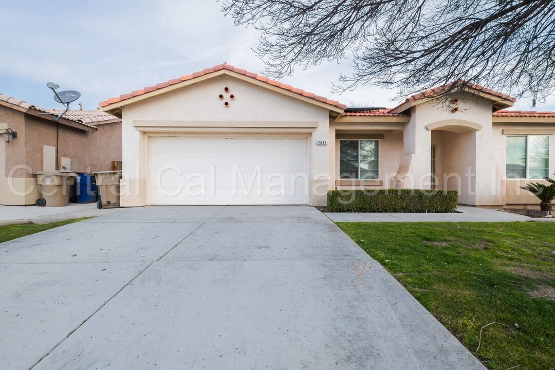 2316 Macau St in Bakersfield, CA - Foto de edificio