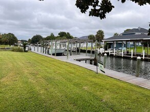 1054 Edgewater Ln in Gulf Breeze, FL - Foto de edificio - Building Photo
