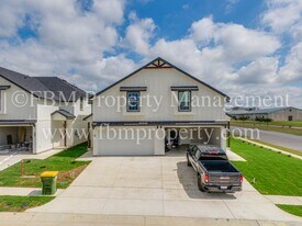 912 Cooksey Ct in Grandview, TX - Building Photo