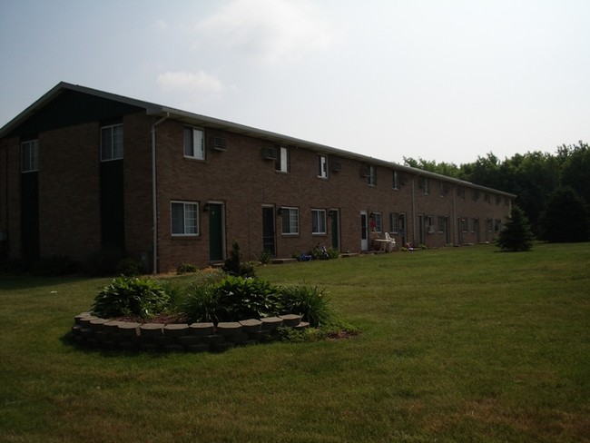 Chapel Street Town Homes in Louisville, OH - Foto de edificio - Building Photo