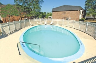 Arbor Circle Apartments in Ypsilanti, MI - Foto de edificio - Building Photo