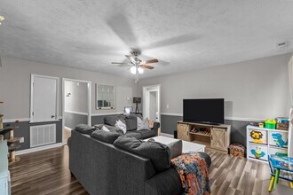 1005 Oakstone Dr in Fayetteville, NC - Building Photo - Building Photo