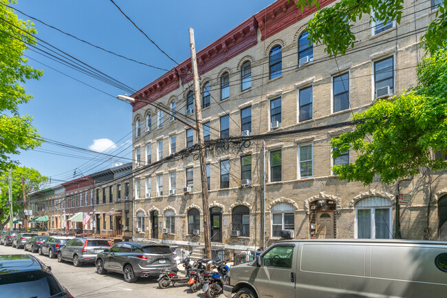 586 Morgan Ave in Brooklyn, NY - Building Photo - Building Photo